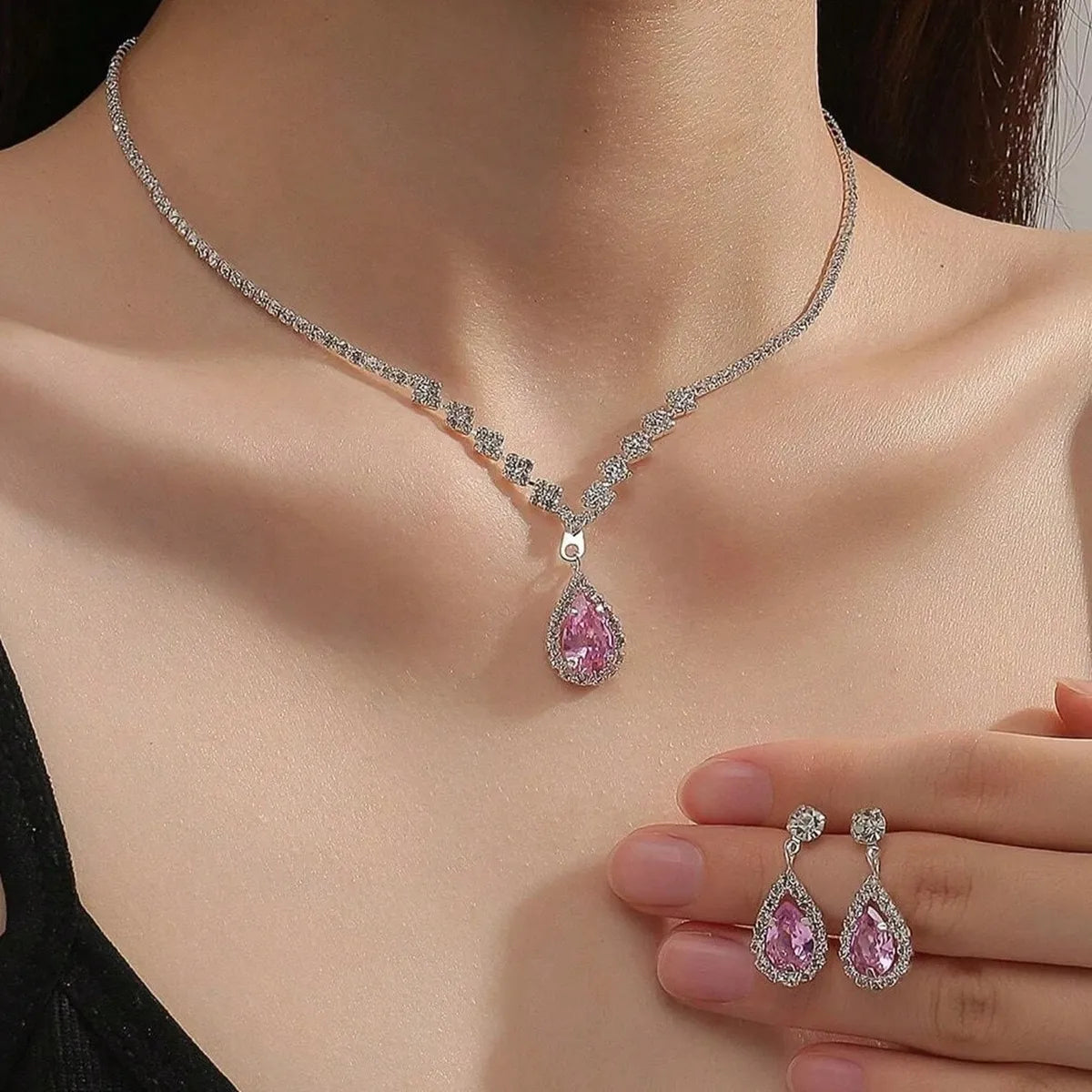 Set de Gargantilla y Aros Plateados con Gota Rosa – Strass Engarzado