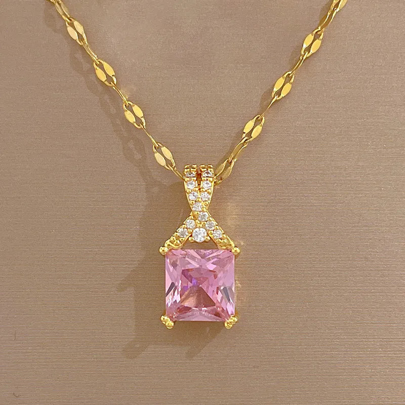 Cadena con dije cubic rosa en acero dorado