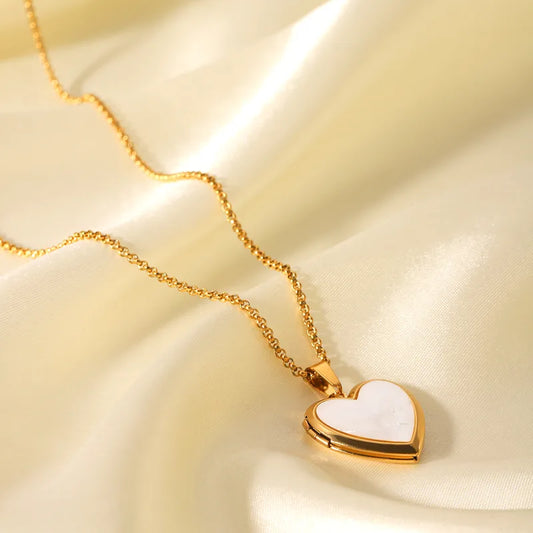 Cadena y dije relicario corazón en acero dorado