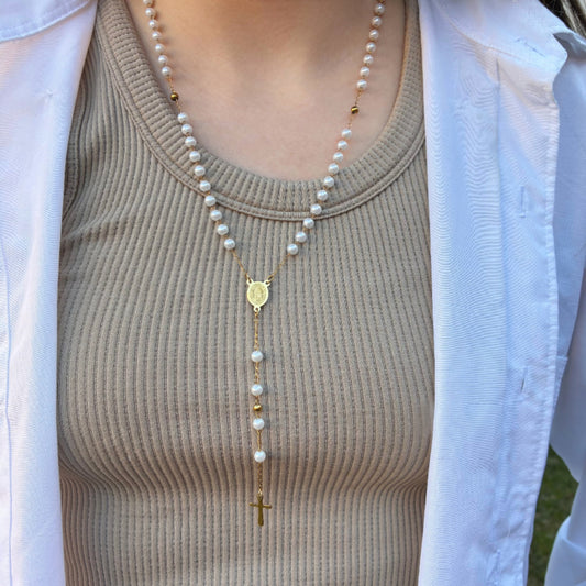 Rosario con perlas blancas combinado con acero dorado