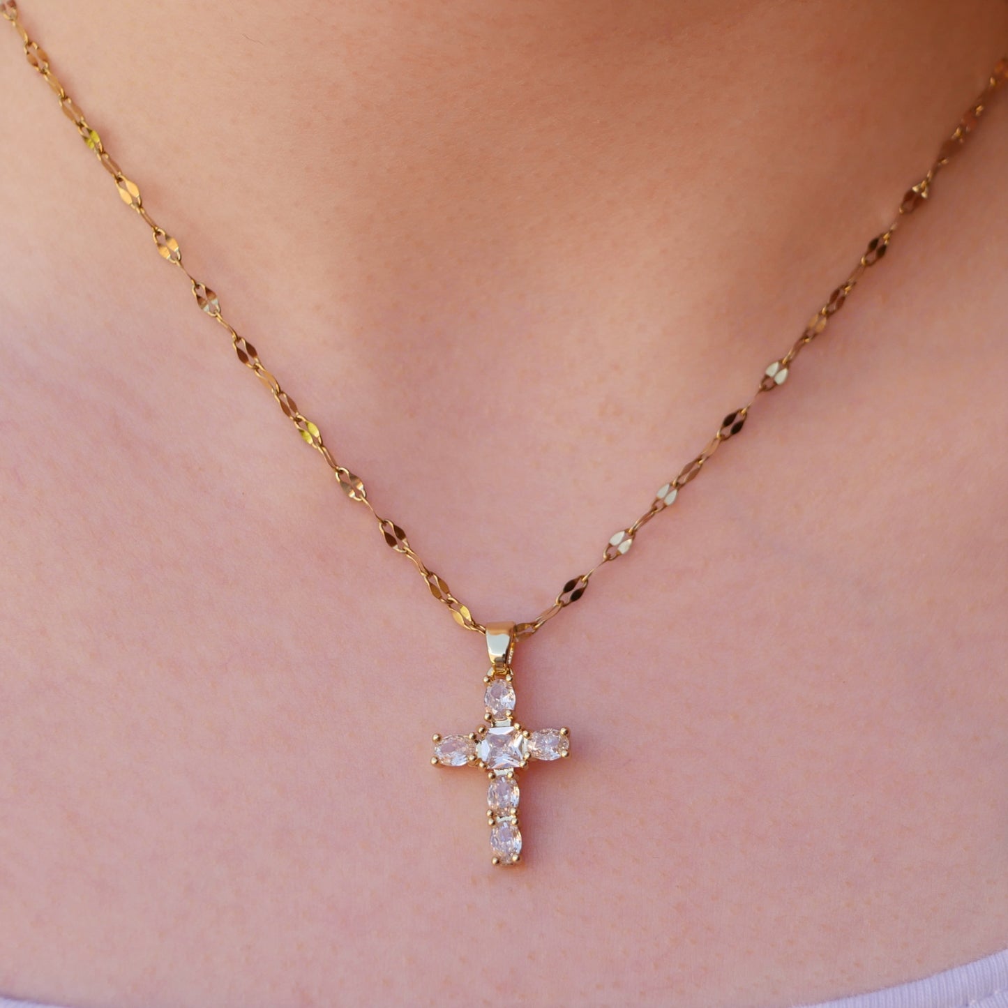 Cadena y cruz con piedras de cubic