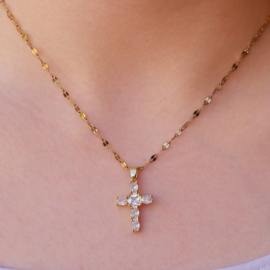 Cadena y cruz con piedras de cubic
