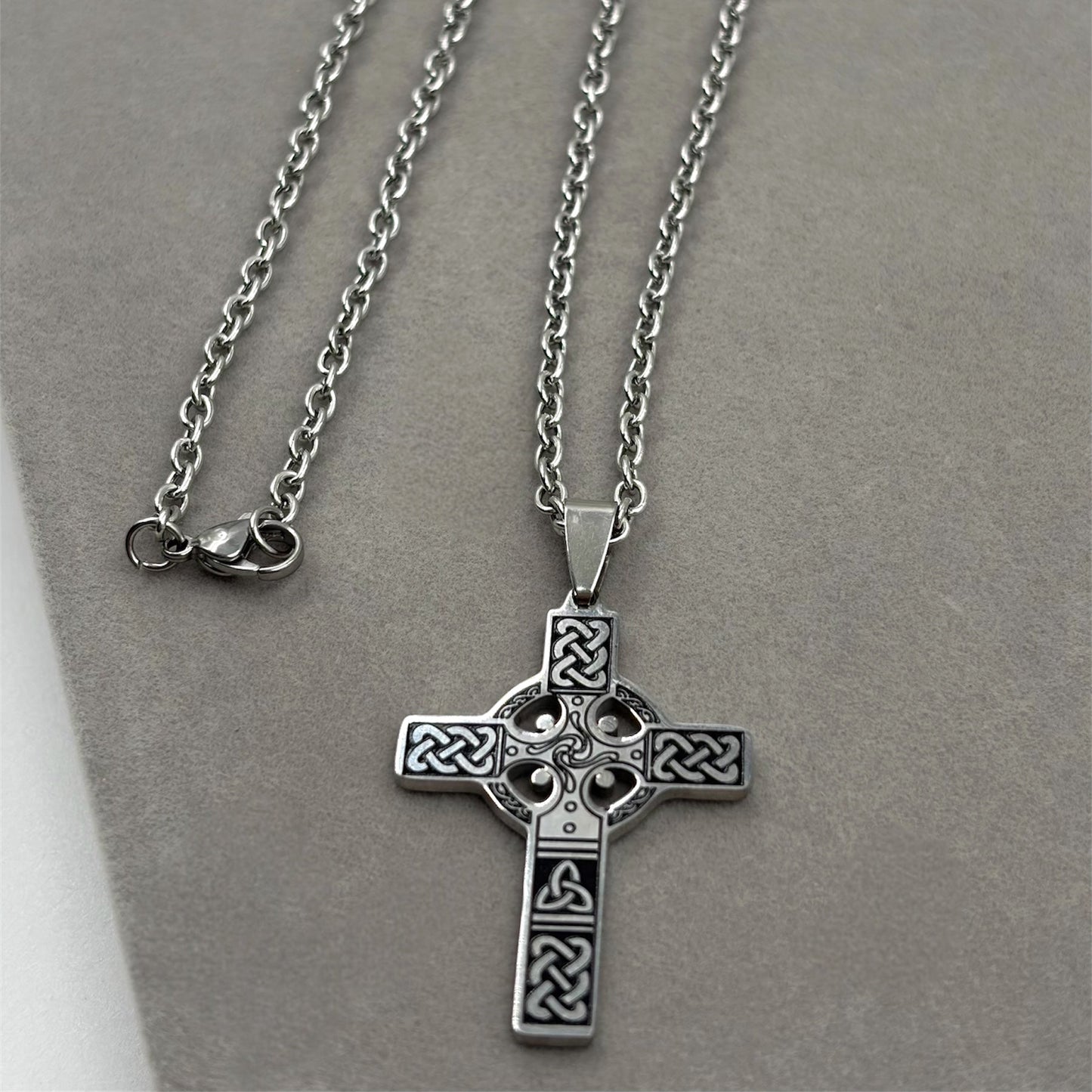 Cadena Acero Quirúrgico 60cm Con Cruz Labrada Celta Hombre