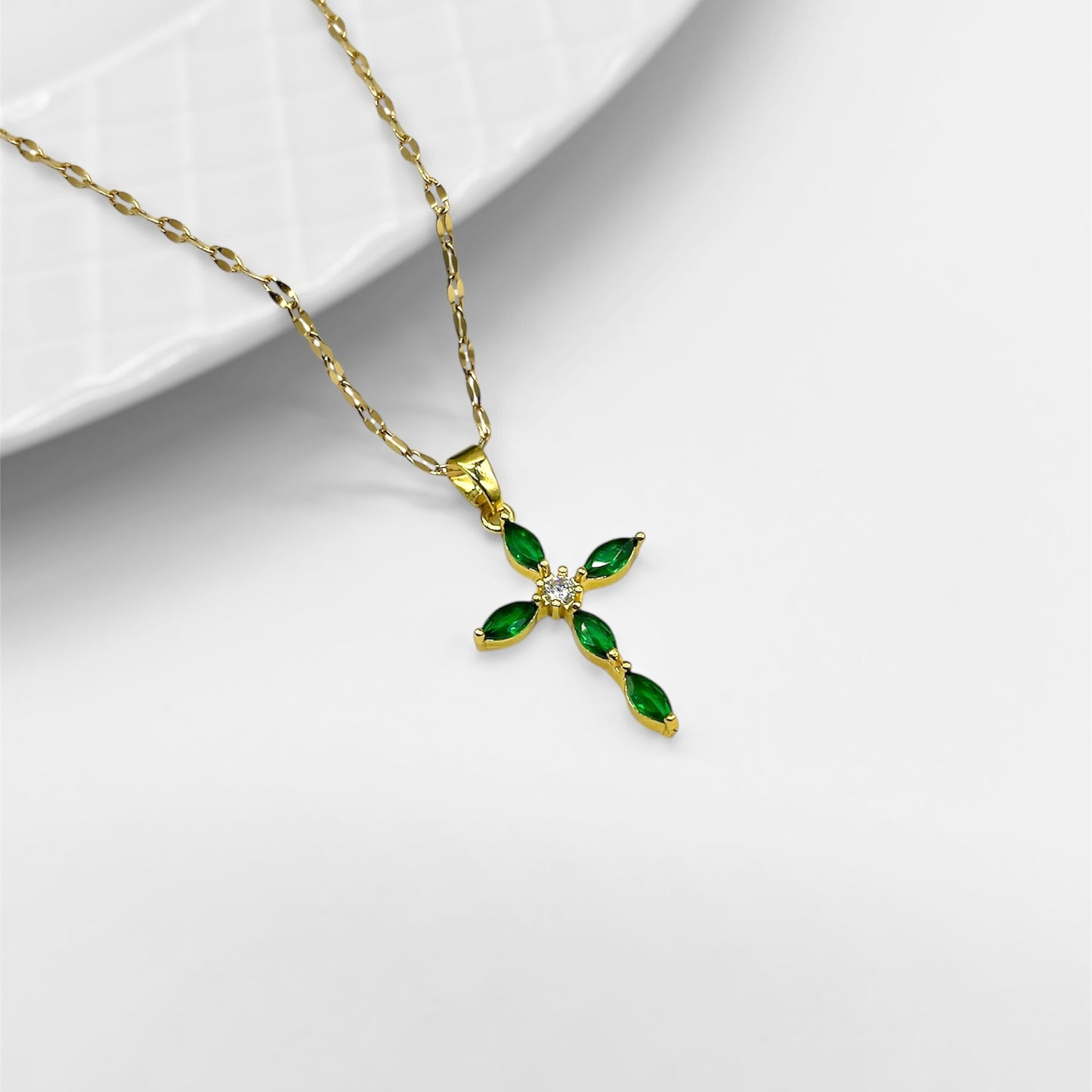 Cadena y dije Cruz con Piedras Verdes en Acero Dorado