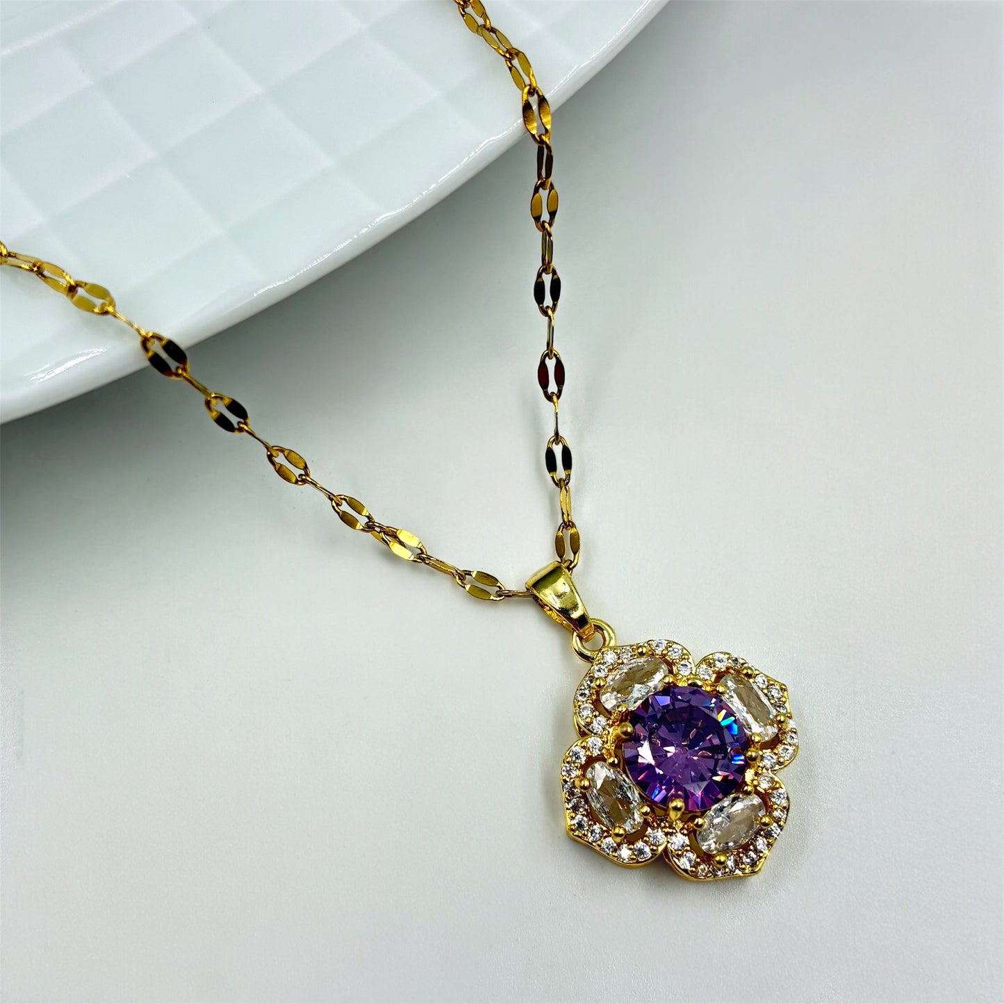 Cadena y dije acero dorado con piedras Lila y Blanco