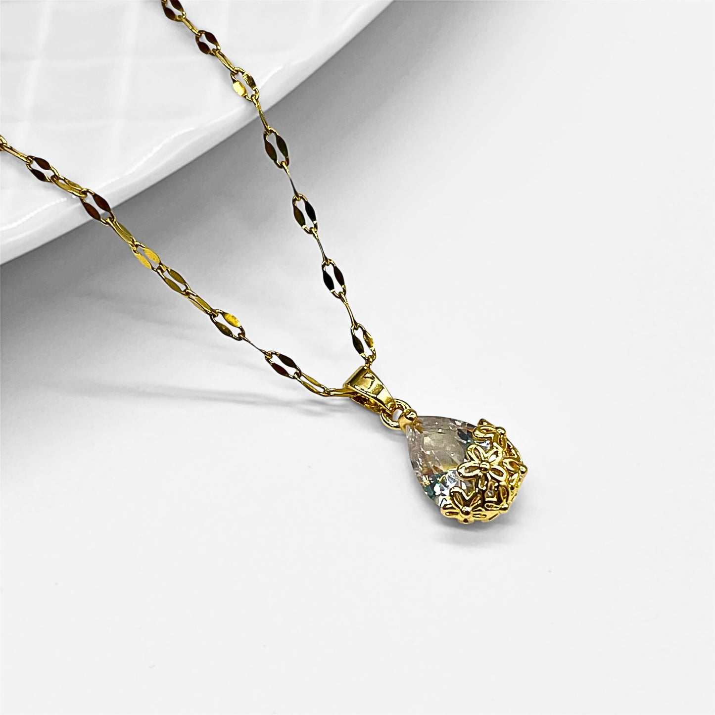 Cadena y dije con cubic gota