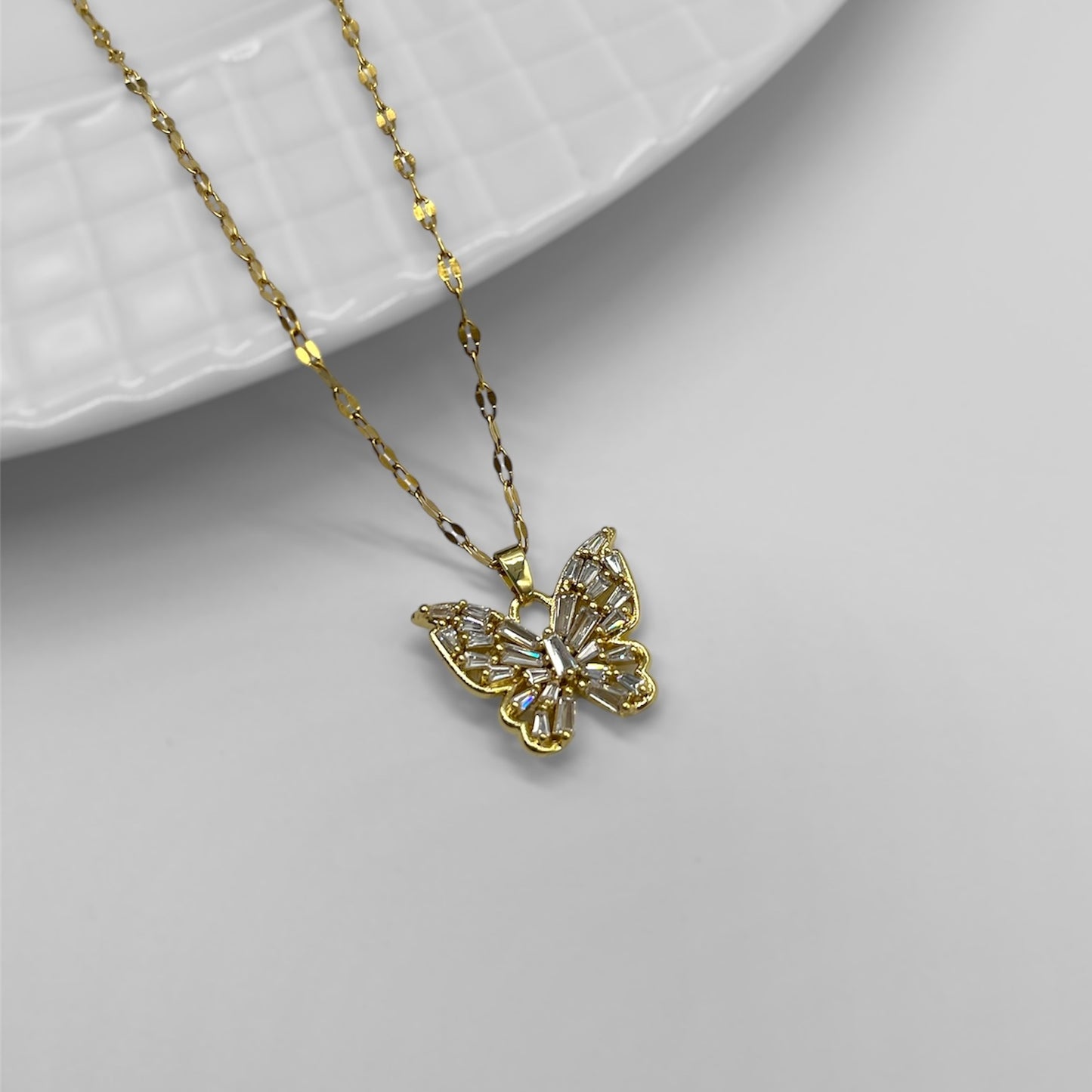 Collar Mariposa en Acero Dorado con Piedras Baguette