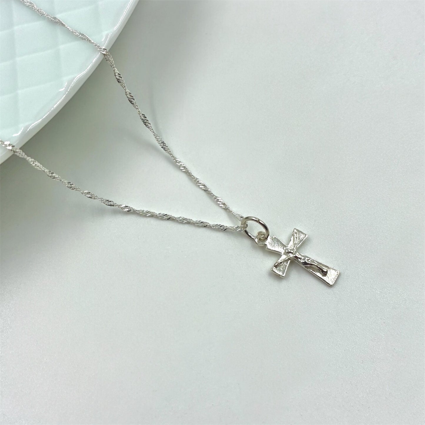 Cadena y cruz en plata