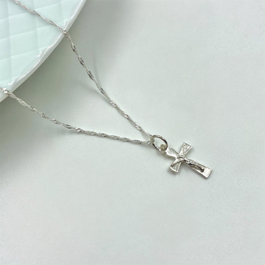 Cadena y cruz en plata