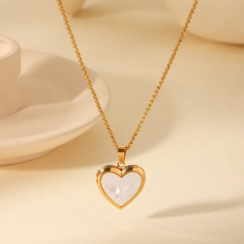 Cadena y dije relicario corazón en acero dorado
