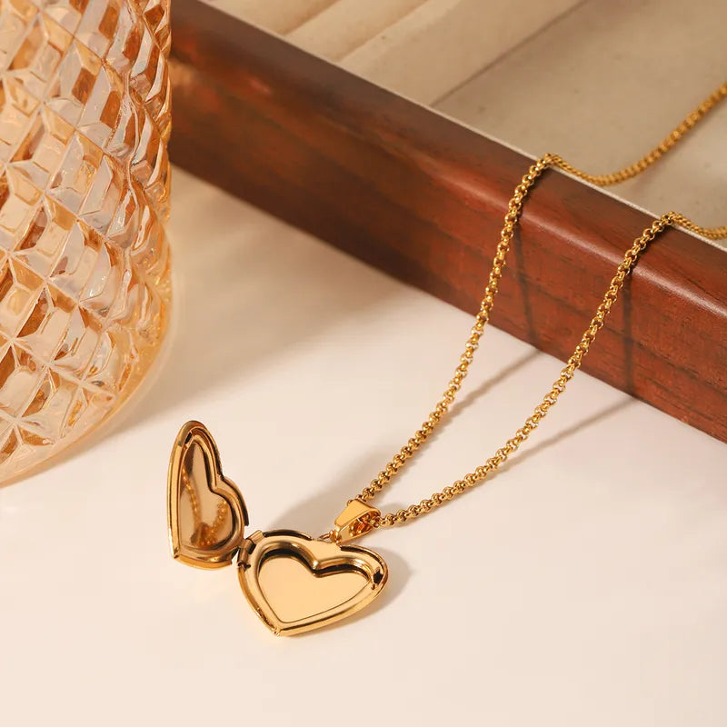 Cadena y dije relicario corazón en acero dorado