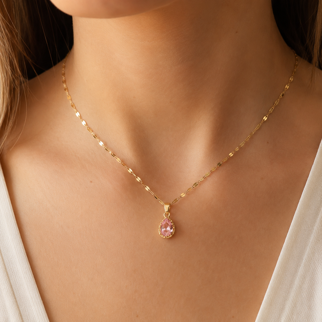 Collar de Acero Dorado con Dije de gota con cubic
