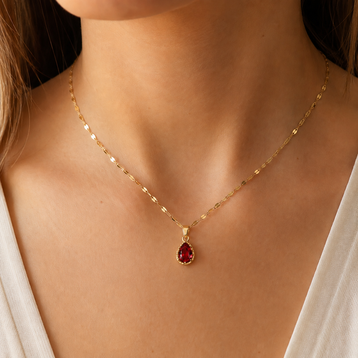 Collar de Acero Dorado con Dije de gota con cubic