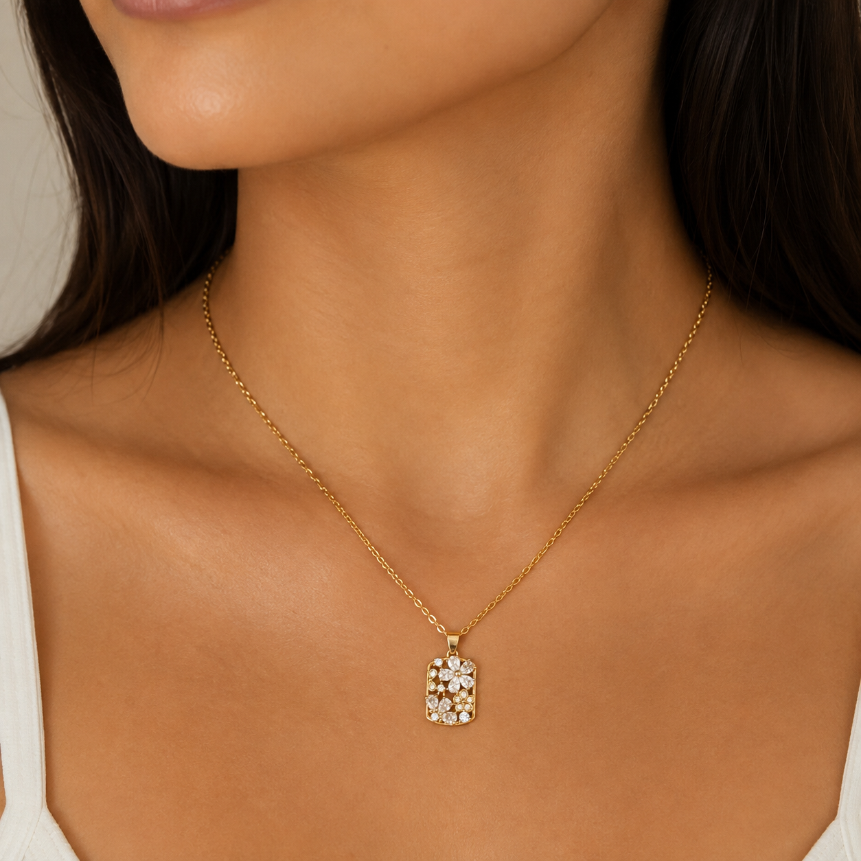 Collar Acero Dorado con Dije Floral y Piedras Cubic