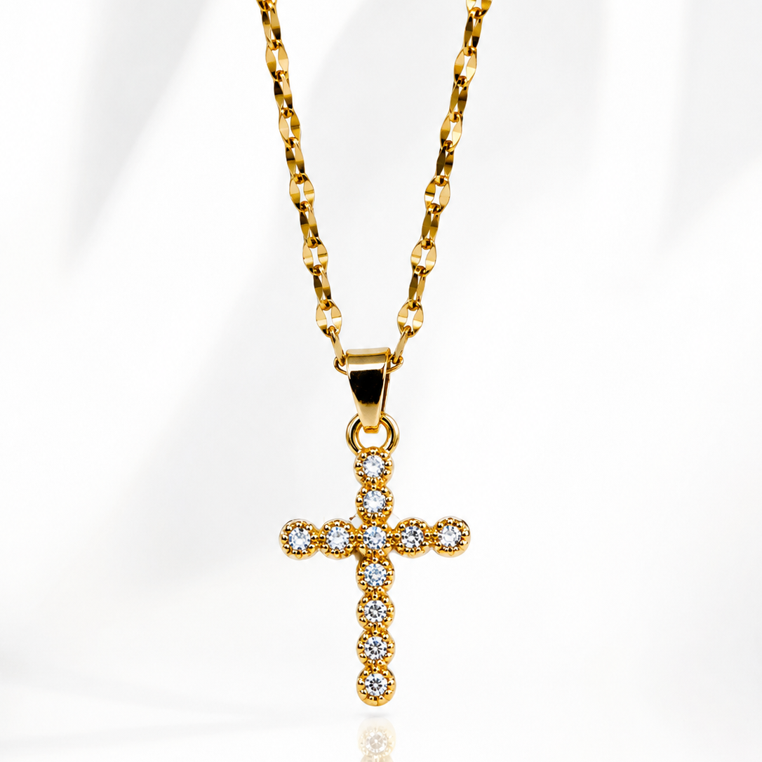 Cadena y cruz con cúbics en acero dorado