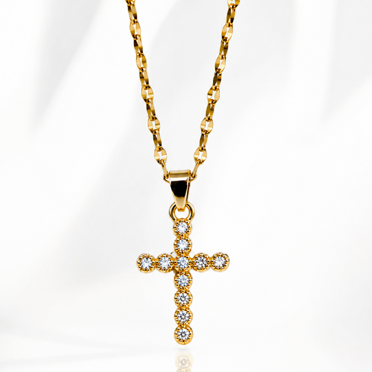 Cadena y cruz con cúbics en acero dorado