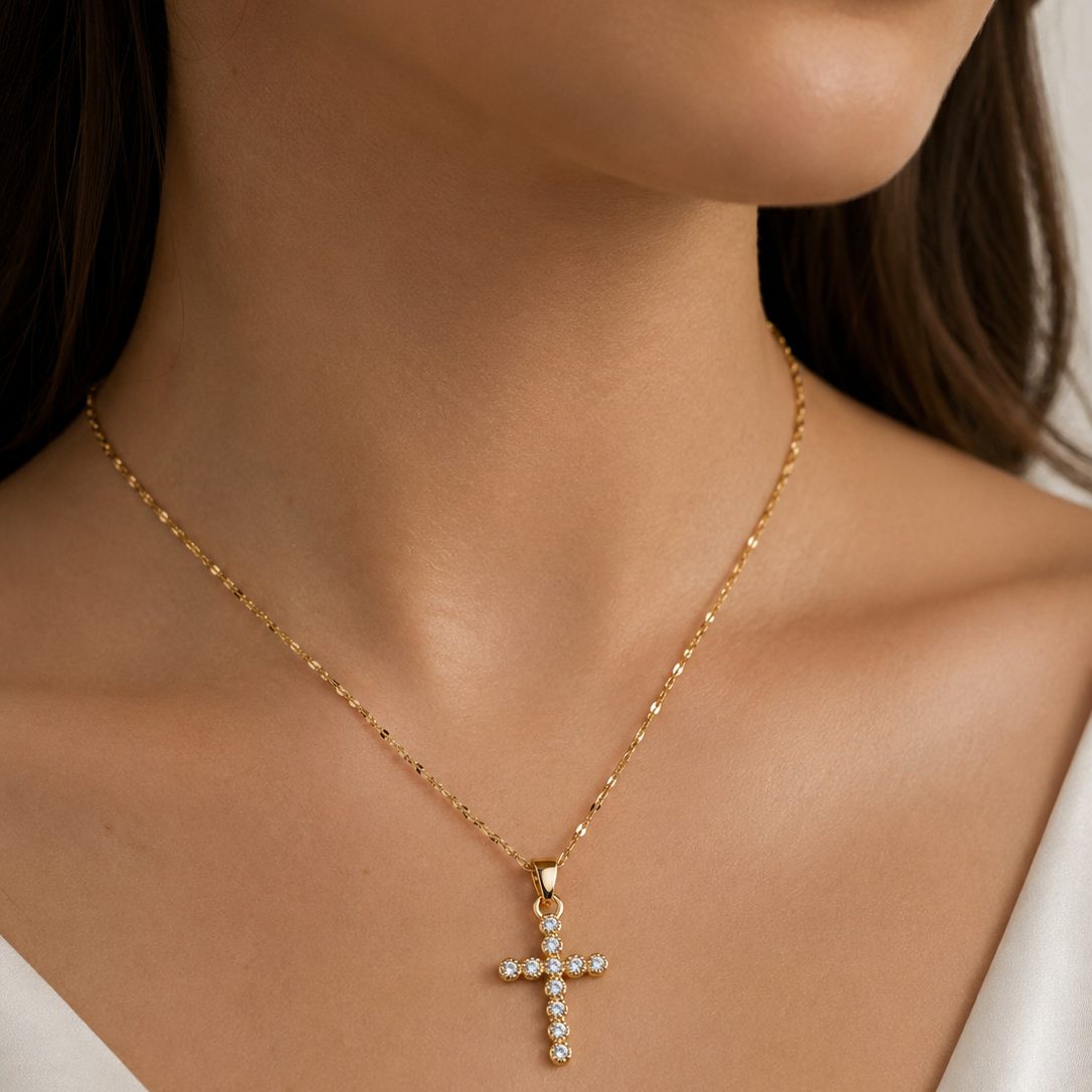 Cadena y cruz con cúbics en acero dorado
