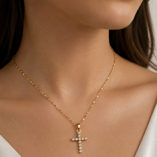 Cadena y cruz con cúbics en acero dorado