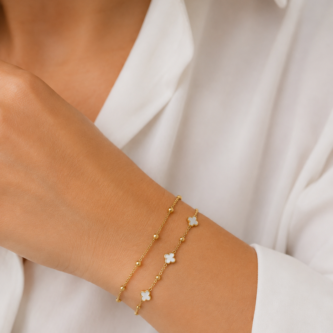 Pulsera de Acero Dorado con Dijes de Trébol