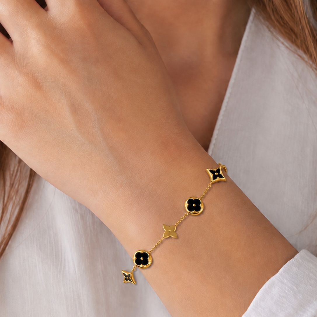 Pulsera con tréboles negro en Acero Dorado