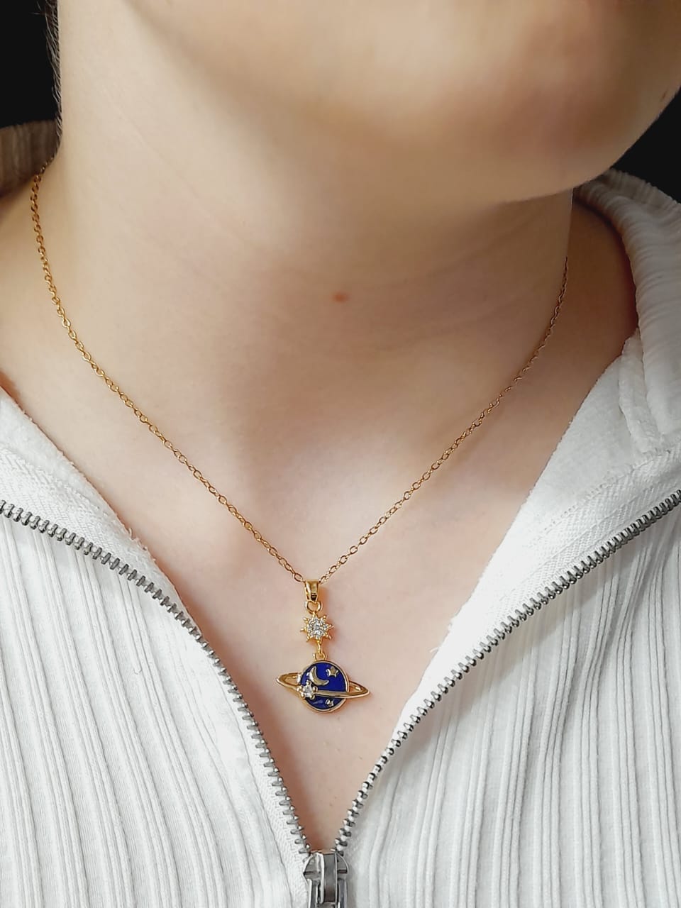 Cadena y dije Saturno en acero dorado