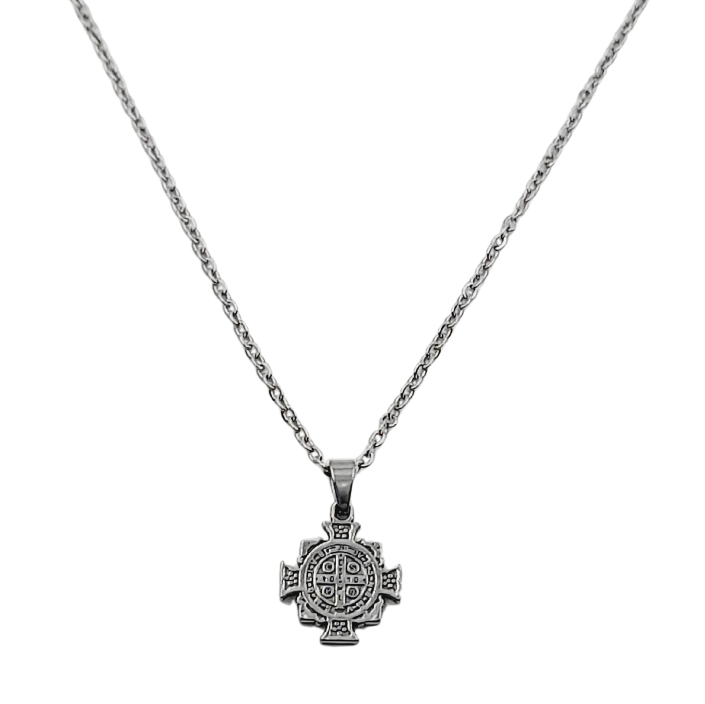 Conjunto de cadena y dije con forma de cruz de San Benito