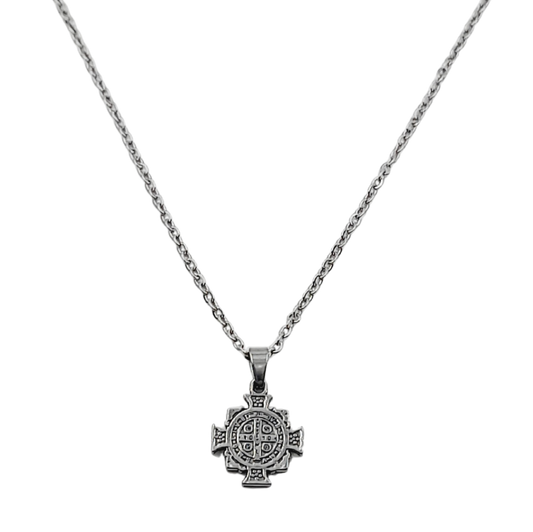Conjunto de cadena y dije con forma de cruz de San Benito