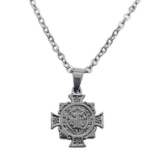 Conjunto de cadena y dije con forma de cruz de San Benito