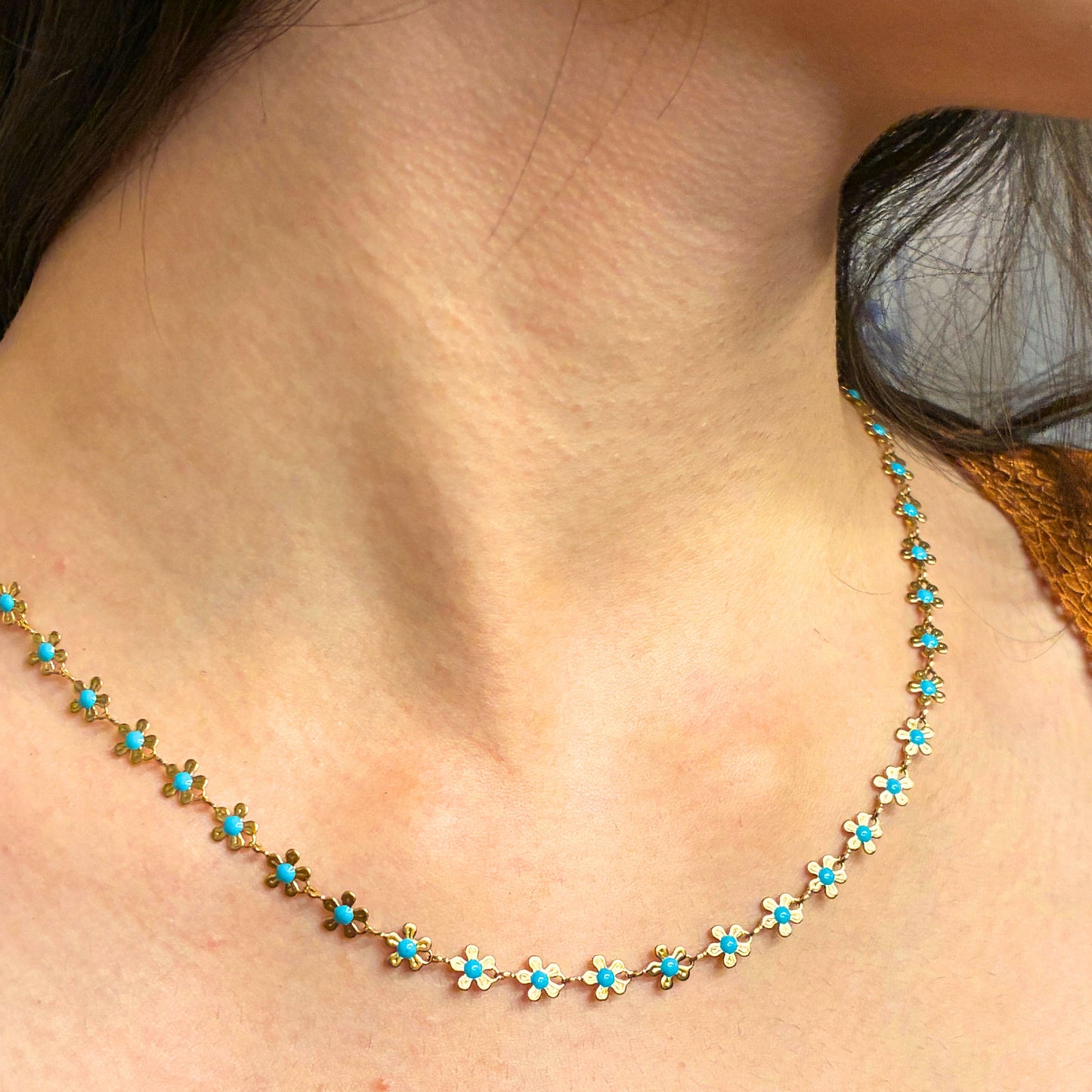 Gargantilla de acero dorado con detalles turquesa