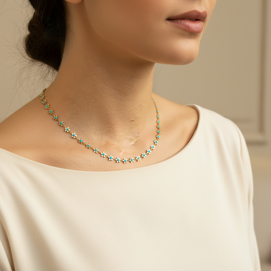 Gargantilla de acero dorado con detalles turquesa